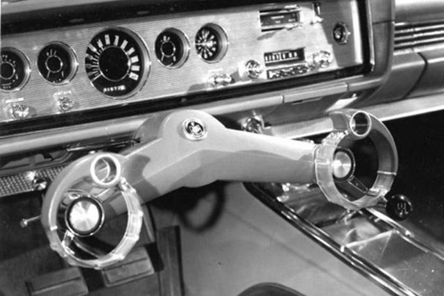 Ford Wrist Twist: Ra đời năm 1965, c&ocirc;ng nghệ n&agrave;y được Ford gọi l&agrave; cổ tay xoắn (Wrist Twist), kỳ vọng một ng&agrave;y sẽ trở th&agrave;nh chuẩn mới cho ng&agrave;nh c&ocirc;ng nghiệp &ocirc;t&ocirc;. V&ocirc;-lăng v&agrave;nh rộng được loại bỏ, thay v&agrave;o đ&oacute; l&agrave; hai v&ograve;ng nhỏ hai b&ecirc;n c&agrave;ng. Những thử nghiệm thực tế cho thấy phản ứng của hệ thống n&agrave;y kh&ocirc;ng như mong đợi, d&ugrave; lợi &iacute;ch lớn nhất l&agrave; tầm nh&igrave;n tho&aacute;ng cho t&agrave;i xế.