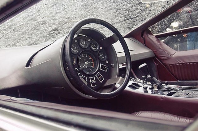 Maserati Boomerang: Mẫu concept được tạo h&igrave;nh bởi ItalDesign được đăng k&yacute; bản quyền cho xe thương mại. v&ocirc;-lăng bốn chấu &ocirc;m trọn lấy bảng điều khiển với nhiều đồng hồ tr&ograve;n. C&aacute;ch thiết kế n&agrave;y kh&ocirc;ng được đ&aacute;nh gi&aacute; cao về t&iacute;nh năng.