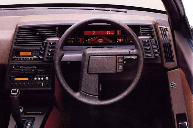 Subaru XT: Mẫu xe từ những năm 1980 c&oacute; buồng l&aacute;i lấy cảm hứng từ m&aacute;y bay với cần số như ng&oacute;n c&aacute;i giơ l&ecirc;n. Trong khi đ&oacute;, v&ocirc;-lăng hai chấu lại thiết kế kiểu chữ L &uacute;p. Mẫu xe kế cận sau đ&oacute; trở về h&igrave;nh d&aacute;ng v&ocirc;-lăng th&ocirc;ng thường.