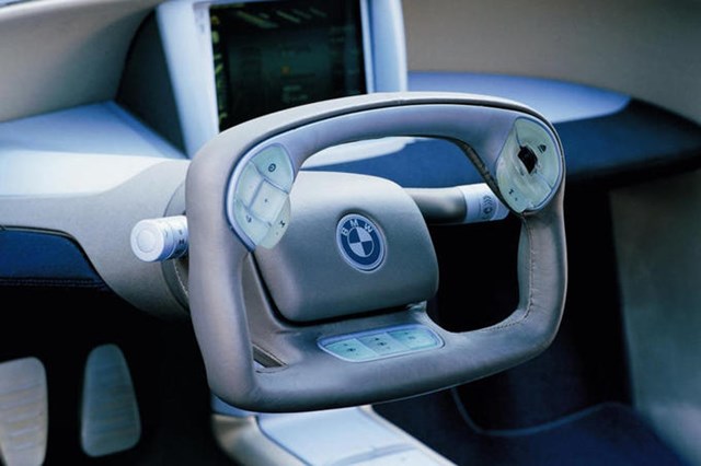 BMW Z22: Trước khi bước sang thế kỷ mới, BMW muốn tr&igrave;nh l&agrave;ng một mẫu concept đầy c&ocirc;ng nghệ v&agrave;o năm 1999. Chiếc Z22 c&oacute; hiển thị th&ocirc;ng tin tr&ecirc;n k&iacute;nh l&aacute;i, camera b&ecirc;n h&ocirc;ng, v&agrave; v&ocirc;-lăng c&oacute; qu&eacute;t v&acirc;n tay. V&ocirc;-lăng như h&igrave;nh chữ nhật với nhiều n&uacute;t bấm ở đ&aacute;y v&agrave; hai g&oacute;c cao.