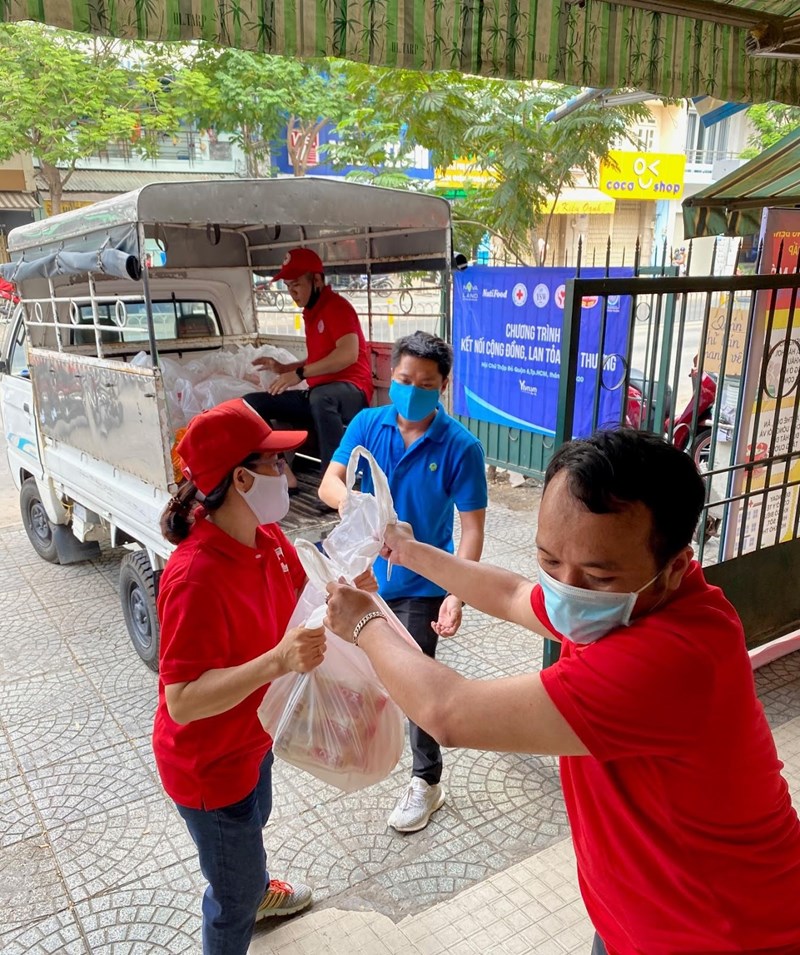 Dịch bệnh càng lan rộng, tình yêu thương càng lan tỏa - Ảnh 1