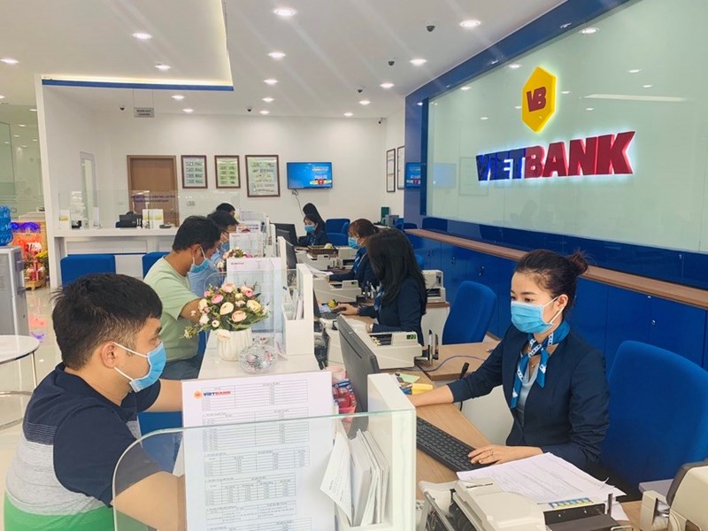 Khách hàng giao dịch tại Ngân hàng Vietbank. Ảnh VB