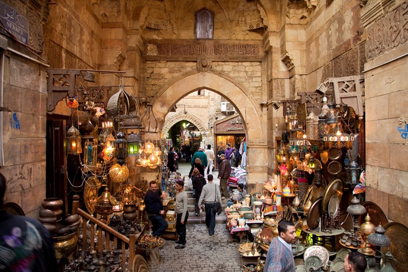  Khu chợ cổ Khan – El – Khalili Bazaar có tuổi đời 600 năm, bày bán nhiều món đồ độc đáo níu chân du khách.