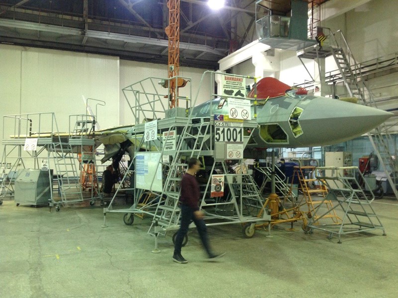 Vào đầu tháng 11/2019, những hình ảnh đầu tiên về chiếc tiêm kích tàng hình Sukhoi Su-57 trong đợt sản xuất hàng loạt đầu tiên đã được truyền thông Nga đăng tải. 