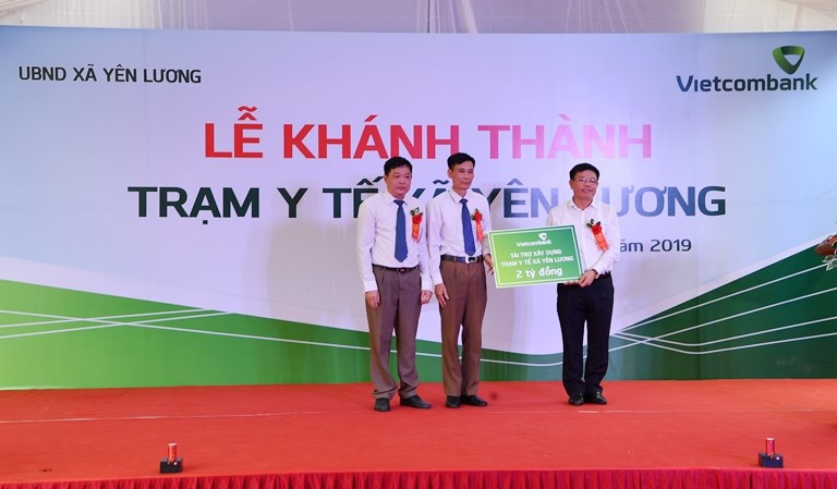 Ph&oacute; Tổng Gi&aacute;m đốc Vietcombank Đ&agrave;o Minh Tuấn (b&ecirc;n phải) trao tượng trưng số tiền 2 tỷ đồng t&agrave;i trợ x&acirc;y dựng Trạm y tế