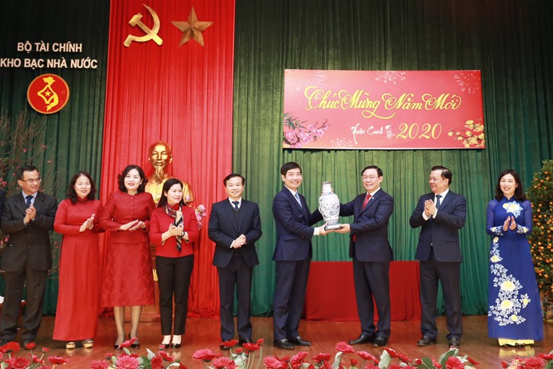 Phó Thủ tướng Vương Đình Huệ tặng quà lưu niệm cho Kho bạc Nhà nước.