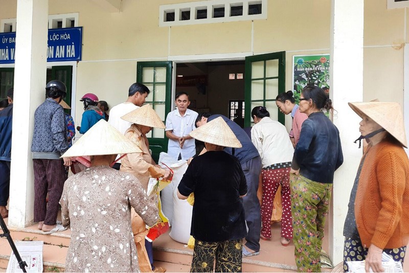 Nhân dân xã Lộc Hà huyện Phú Lộc THừa Thiên Huế phấn khởi hạnh phúc khi nhận được gạo cứu trợ của Chính phủ từ nguồn Dự trữ quôc gia. 