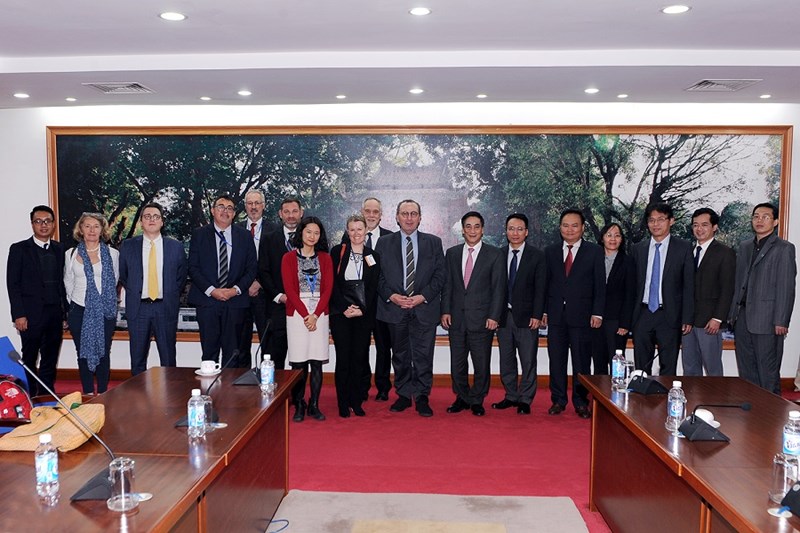 Thứ trưởng Trần Xuân Hà và ông Stefano Manservisi chụp ảnh lưu niệm cùng các đại biểu tham dự buổi làm việc.