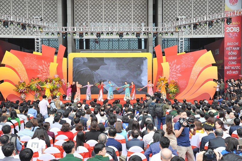 Hội báo thu hút sự quan tâm của đông đảo người dân