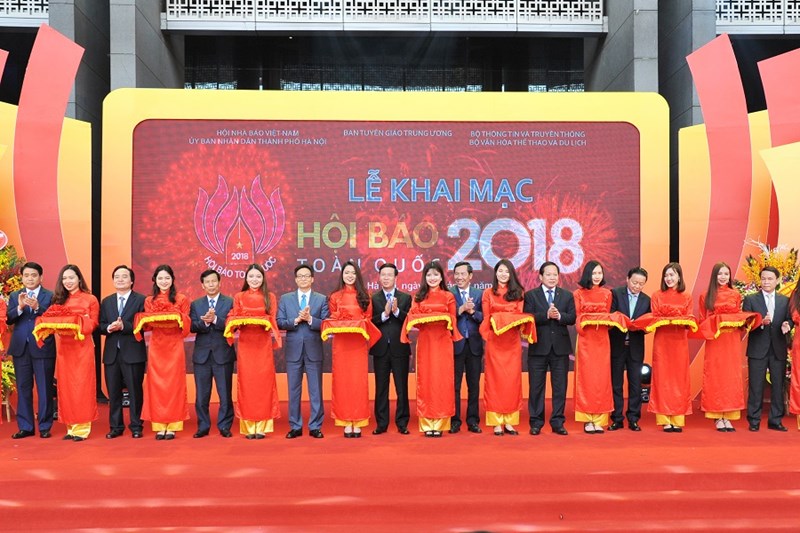 Các đại biểu cắt băng khai mạc Hội báo toàn quốc 2018.