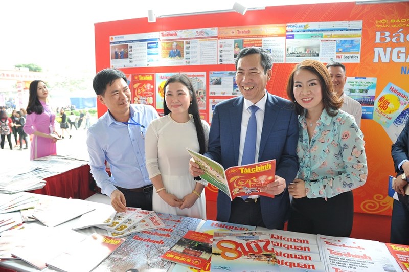 Chủ tịch Hội Nhà báo Việt Nam Thuận Hữu thăm gian triển lãm báo chí ngành Tài chính