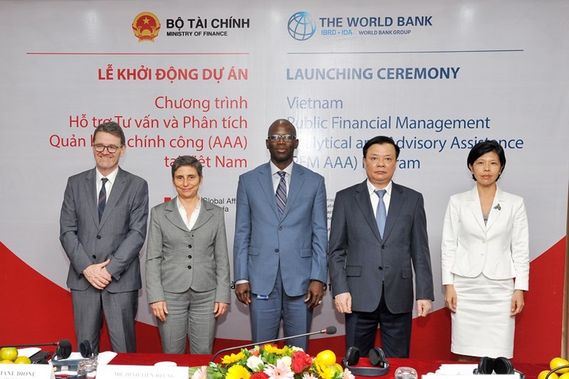 Bộ trưởng Đinh Tiến Dũng chụp ảnh lưu niệm với các Đại sứ và Giám đốc quốc gia WB tại Việt Nam