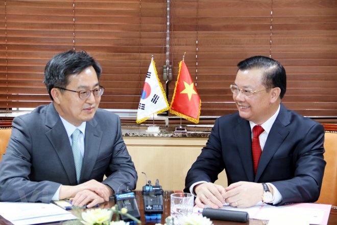 Bộ trưởng Đinh Tiến Dũng và Phó Thủ tướng kiêm Bộ trưởng Chiến lược và Tài chính Hàn Quốc Kim Dong-yeon. (Ảnh: Vietnam+).
