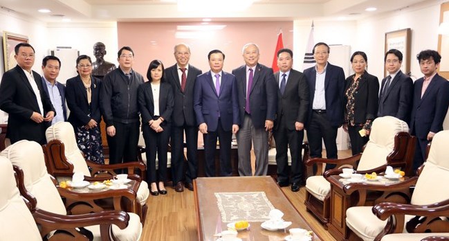 Bộ trưởng Đinh Tiến Dũng với cán bộ và nhân viên Đại sứ quán. (Ảnh: Vietnam+)