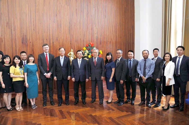 Bộ trưởng Đinh Tiến Dũng chụp ảnh lưu niệm với Ngài Leo Lee - Chủ tịch ACCA và đoàn công tác.