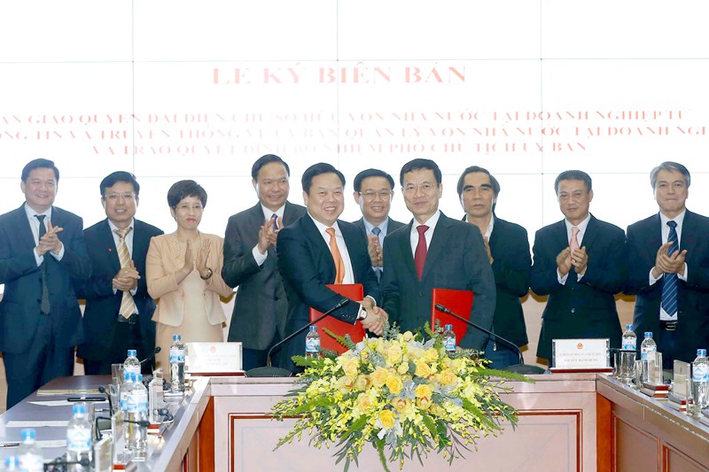 Phó Thủ tướng Vương ĐÌnh Huệ và các đại biểu chứng kiến lễ bàn giao 2 doanh nghiệp lớn của Bộ Thông tin và Truyền thông về Uỷ ban quản lý vốn Nhà nước tại doanh nghiệp.