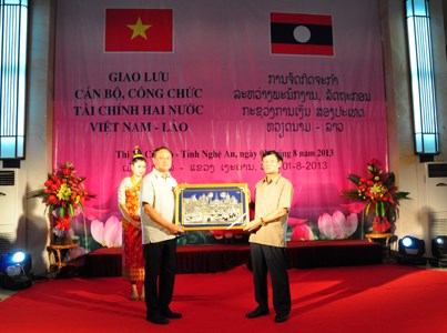Giao lưu cán bộ, công chức Tài chính hai nước Việt Nam và Lào lần thứ 6: Đoàn kết, hữu nghị, thắm tình bằng hữu - Ảnh 2