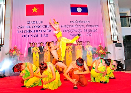 Giao lưu cán bộ, công chức Tài chính hai nước Việt Nam và Lào lần thứ 6: Đoàn kết, hữu nghị, thắm tình bằng hữu - Ảnh 5