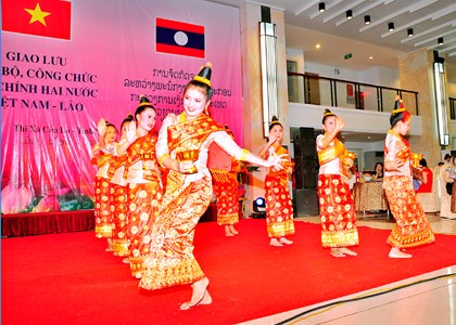 Giao lưu cán bộ, công chức Tài chính hai nước Việt Nam và Lào lần thứ 6: Đoàn kết, hữu nghị, thắm tình bằng hữu - Ảnh 6