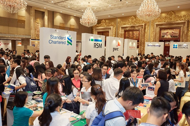 Khu vực Quầy Tư vấn Nghề nghiệp của các Cty Đa Quốc gia đối tác của CPA Australia luôn thu hút đông đảo lượng sinh viên năm cuối thuộc chuyên ngành Kế toán –Tài chính trong suốt thời gian sự kiện CPA Australia Careers 2017 tại Tp.HCM.