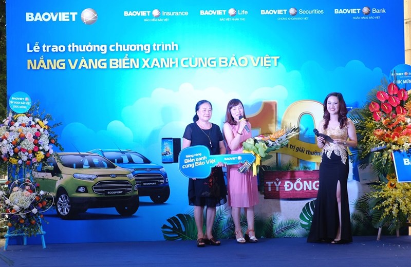 Bảo Việt trao ô tô cho khách hàng thứ hai trúng thưởng trong chương trình “Nắng vàng, biển xanh cùng Bảo Việt”.