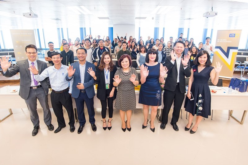 Đại diện lãnh đạo và Hội viên CPA Australia giao lưu hướng nghiệp với sinh viên.
