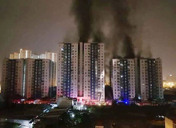 Đám cháy bùng phát dữ dội tại Toà nhà Carina Plaza nằm trên khu đất rộng hơn 19.000 m2 ở đường Võ Văn Kiệt, phường 16, quận 8. Ảnh: VnExpress