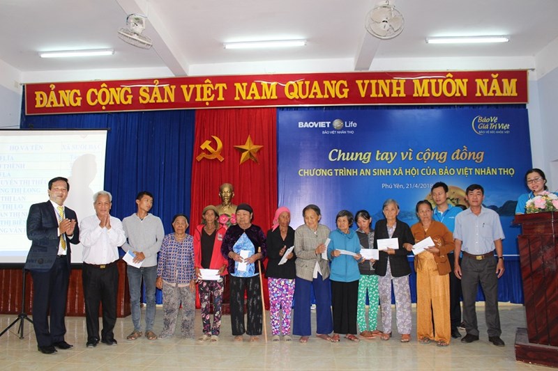 Bảo Việt Nhân thọ tặng quà cho những gia đình chính sách và có công với cách mạng tại tỉnh Phú Yên.
