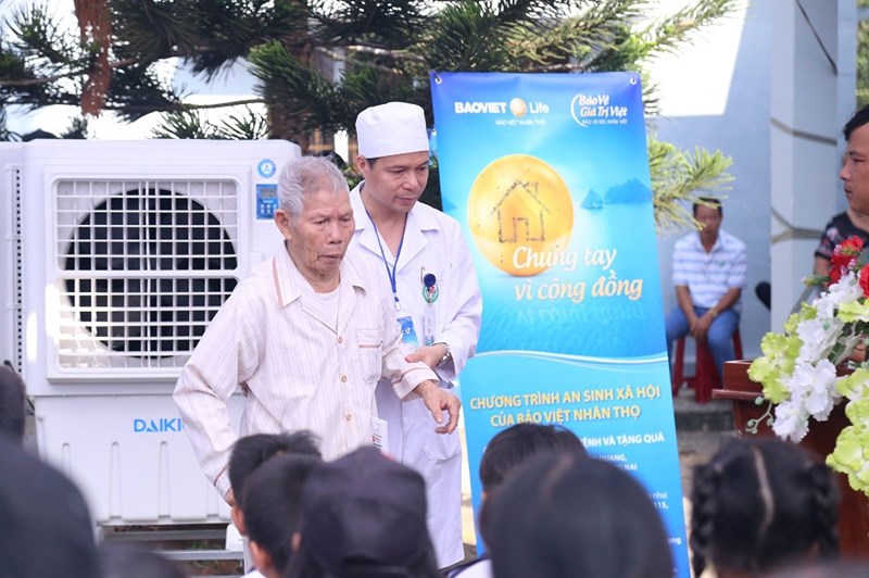 Các bác sĩ ân cần với bà con khi tới khám.