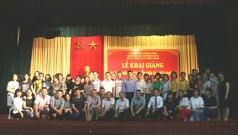 Lãnh đạo Nhà trường chụp ảnh lưu niệm với tập thể lớp K10 - BTVIII.02.ĐT.