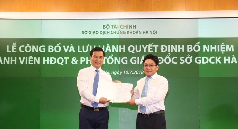 Chủ tịch HĐQT HNX Nguyễn Thành Long trao quyết định bổ nhiệm Phó Tổng giám đốc HNX cho ông Nguyễn Như Quỳnh.