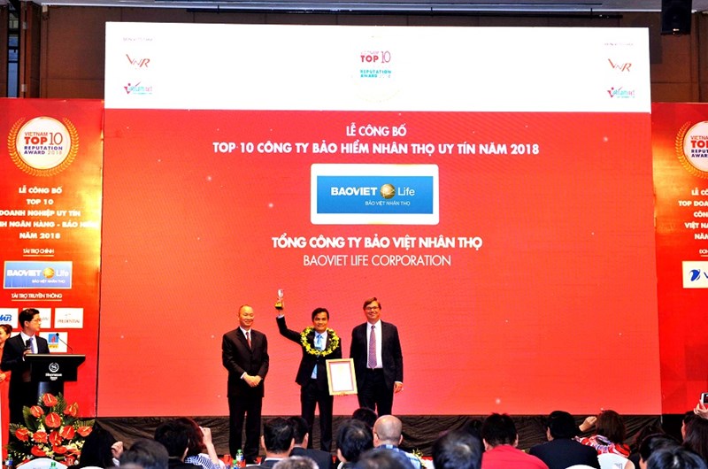 Đại diện lãnh đạo Bảo Việt Nhân thọ vinh dự nhận danh hiệu.