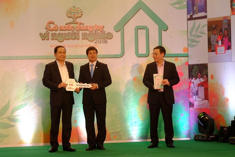 Ðại diện Tập đoàn Bảo Việt nhận chứng nhận đã có những đóng góp thiết thực để chung tay giúp đỡ người nghèo vươn lên trong cuộc sống