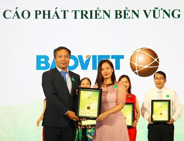 Đại diện Tập đoàn Bảo Việt nhận Giải Nhất Báo cáo phát triển bền vững tốt nhất.
