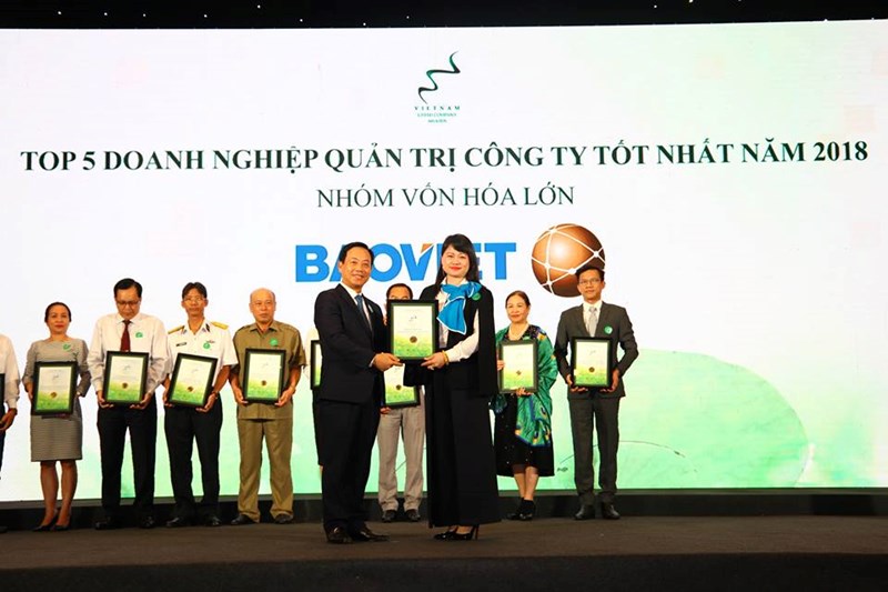 Đại diện Tập đoàn Bảo Việt nhận Top 5 doanh nghiệp có báo cáo quản trị công ty tốt nhất