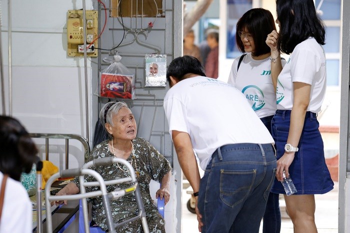 Để mở đầu chiến dịch hỗ trợ cộng đồng, JTI Việt Nam đã có chuyến ghé thăm và trao quà cho các cụ bà tại Viện dưỡng lão Thiên Ân.