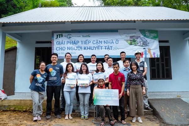 Công ty JTI, Habitat Việt Nam và chính quyền địa phương bàn giao căn nhà mới xây cho gia đình bà Bùi Thị Rử (ở Hòa Bình).