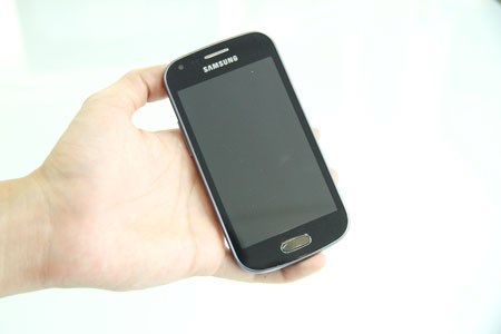 Thiết kế bo tròn và thừa hưởng từ các dòng điện thoại Galaxy khác của Samsung.
