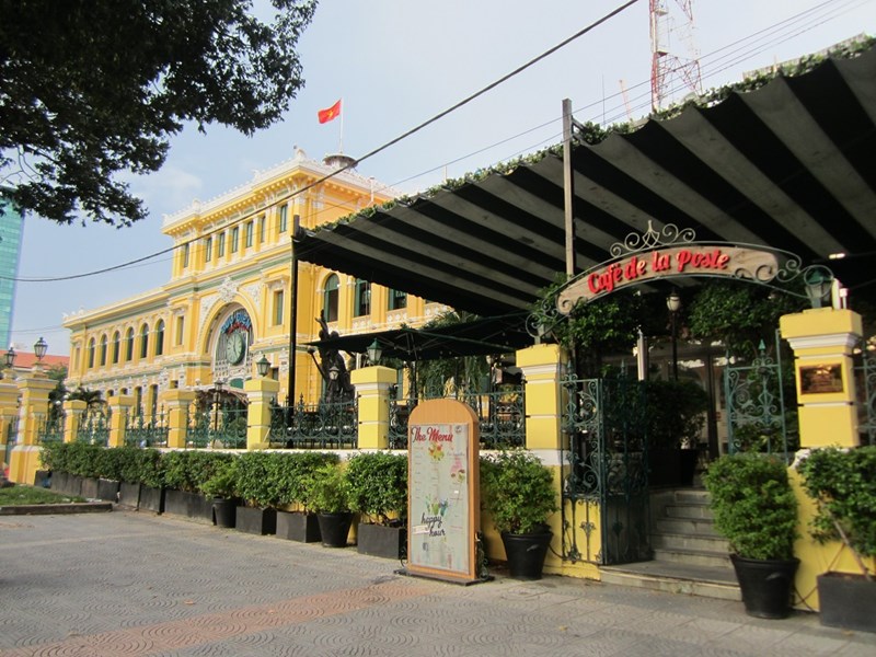 Café De La Poste tọa lạc bên cạnh Bưu điện Thành phố, là điểm đến thuận tiện dành cho mọi thực khách.