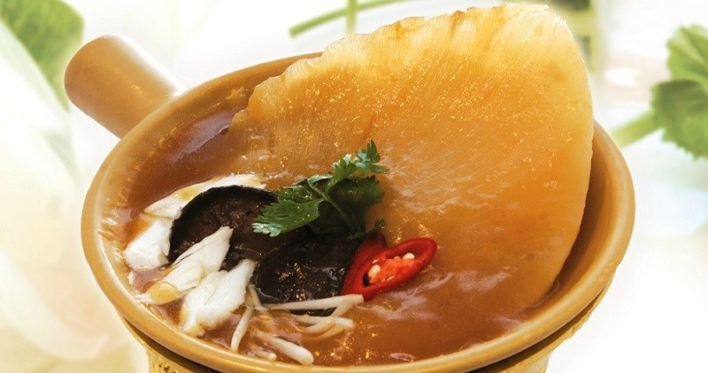 Vi cá thượng hạng nấu thịt cua: Vi cá có tác dụng bồi bổ và phục hồi sức khỏe. Những sợi vi cá dài, trong như cước trắng được thả vào nồi nước súp đặc biệt hầm trong nhiều giờ, cùng các loại thịt cua, nấm đông cô… đặc sánh tự nhiên. Món ăn này thường được dùng để khai vị cho mỗi bữa ăn. Hương thơm nhẹ của thịt cua, nấm, cùng vị ngon ngọt thanh, mát dịu... của món ăn mang đến cho thực khách trải nghiệm thú vị.