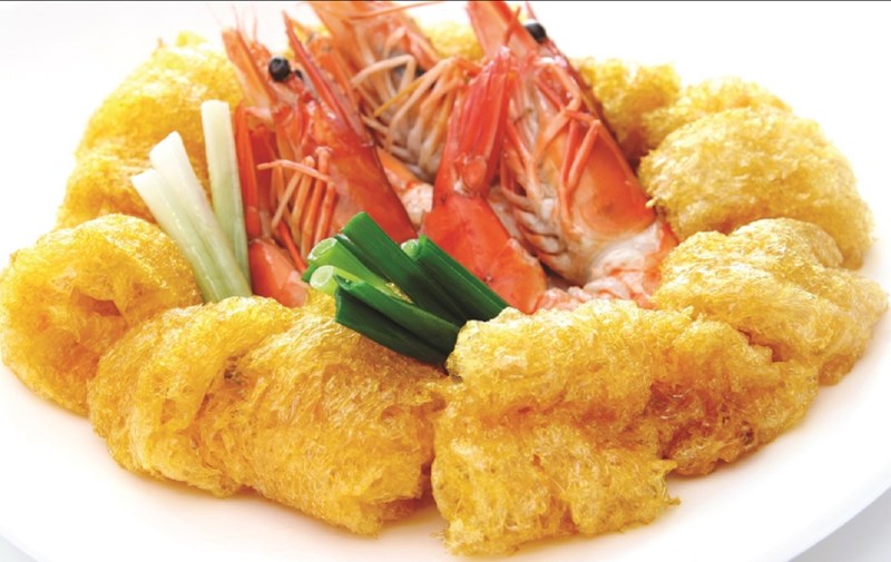 Bóng cá chiên tôm: Bóng cá có thể dùng để chế biến nhiều món ăn hấp dẫn phù hợp với bừng bữa ăn hàng ngày và những dịp tiệc tùng như nấu súp, xào rau củ, ngũ vị... Đây có thể được dùng như món khai vị cho tiệc năm mới rất bắt mắt và lạ miệng.