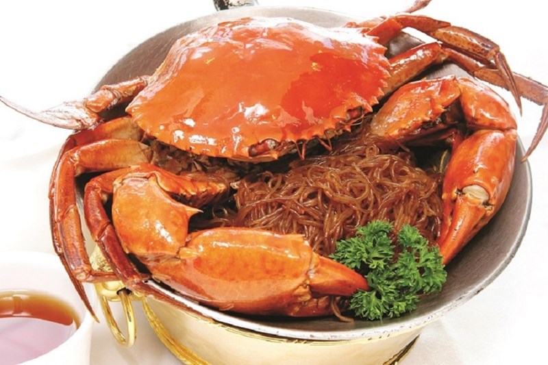 Cua với miến nung nồi gang: Thịt cua tươi kết hợp cùng những sợi miến vừa giòn vừa dai, tạo nên hương vị và màu sắc đặc trưng. Đây là món ăn độc đáo, đậm đà hương vị nhưng cua vẫn giữ được vị thơm, miến mềm mà không nhũn, vừa thơm mùi tỏi lại ngậy vị cua.