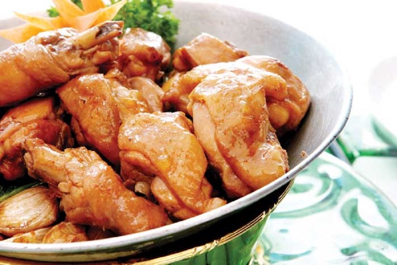 Đùi gà nung nồi gang với muối: Những miếng thịt gà tươi ngon được nung trong nồi gang cùng muối sẽ là món ăn đậm đà hương vị, kích thích vị giác.