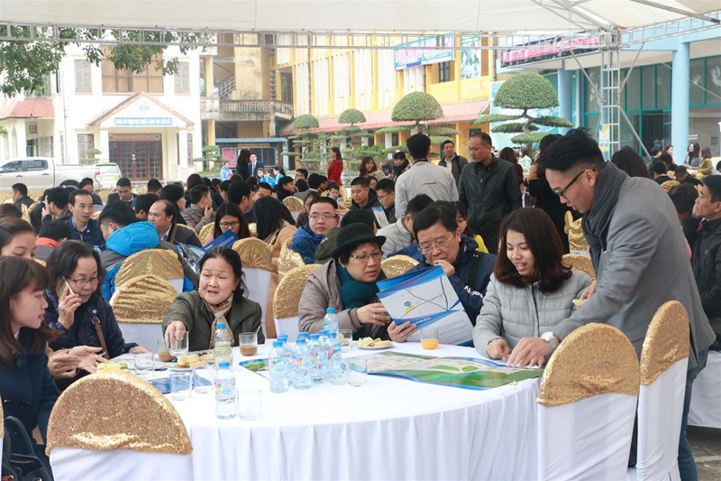 Sự kiện mở bán chính thức ngày 14/1 thu hút một lượng lớn khách hàng tham