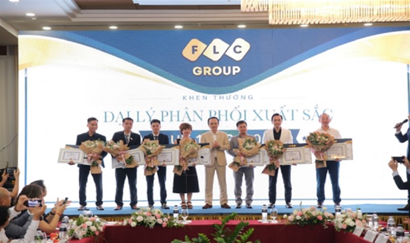 Chiều ngày 31/5/2018, Đại Phú Thành vinh dự nhận giải thưởng “Đại lý xuất sắc” danh giá từ Tập đoàn FLC.