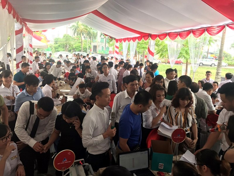 Khách hàng chen nhau đặt mua ngày mở bán dự án Tài Tâm Riverside