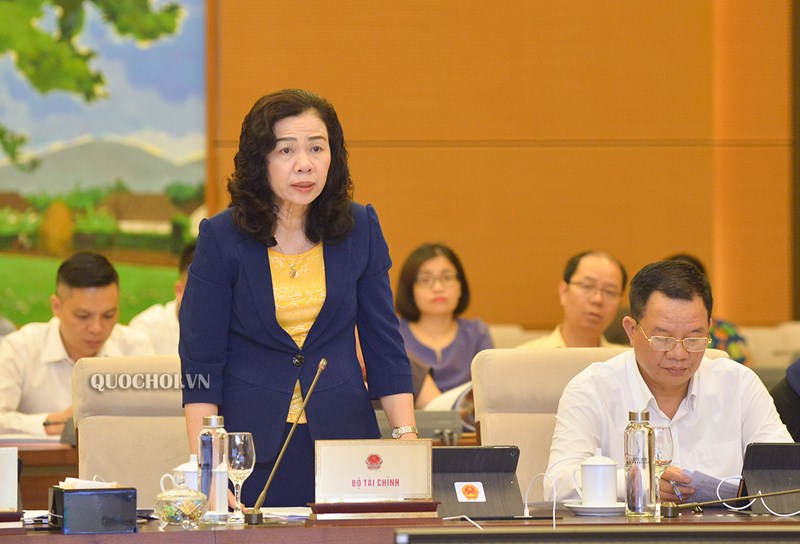 Thứ trưởng Bộ T&agrave;i ch&iacute;nh Vũ Thị Mai tr&igrave;nh&nbsp;b&agrave;y Tờ tr&igrave;nh dự&nbsp;thảo Nghị quyết.