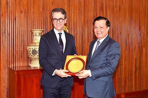 Bộ trưởng Đinh Tiến Dũng tặng qu&agrave; lưu niệm cho Đại sứ Li&ecirc;n minh ch&acirc;u &Acirc;u tại Việt Nam Pier Giorgio Aliberti.&nbsp;