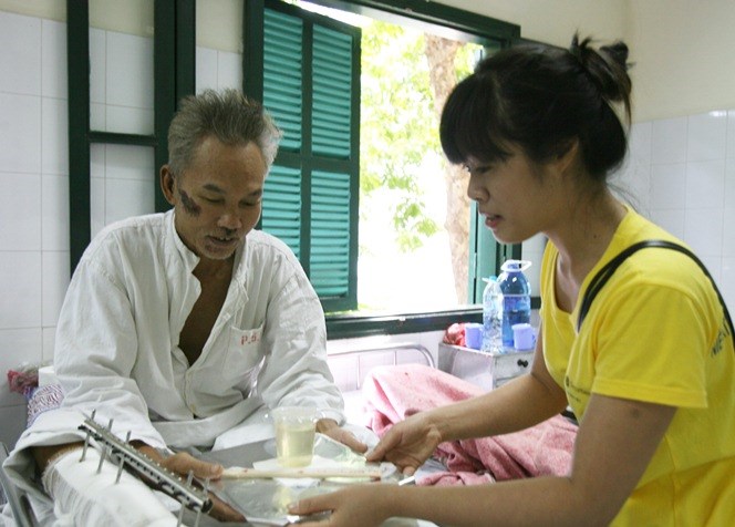 Chứng khoán Bảo Việt mang “Suất cơm từ thiện” đến với bệnh nhân nghèo - Ảnh 1