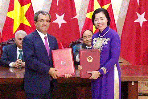 Thứ trưởng Bộ Tài chính Vũ Thị Mai và Thứ trưởng Bộ Ngoại giao Ahmet Yildiz ký thỏa thuận hợp tác và hỗ trợ hành chính trong lĩnh vực hải quan dưới sự chứng kiến của Thủ tướng Việt Nam và Thủ tướng Thổ Nhĩ Kỳ. Ảnh: TBTC